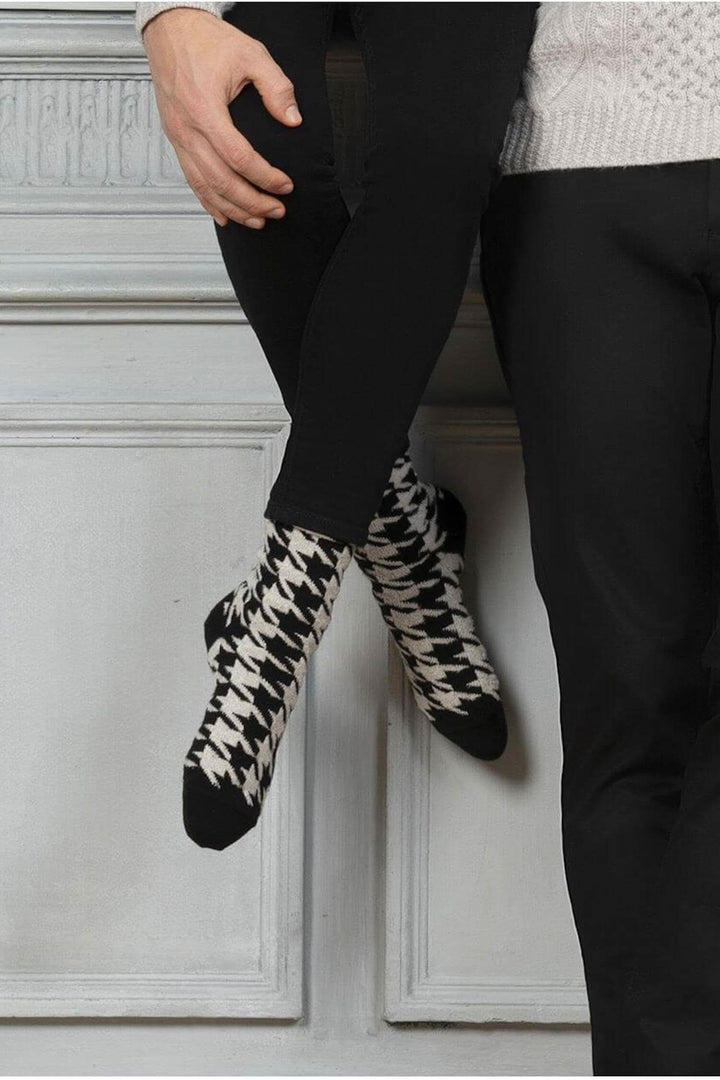 Chaussettes cachemire à motif pied de poule, confortables et élégantes, en laine et viscose.