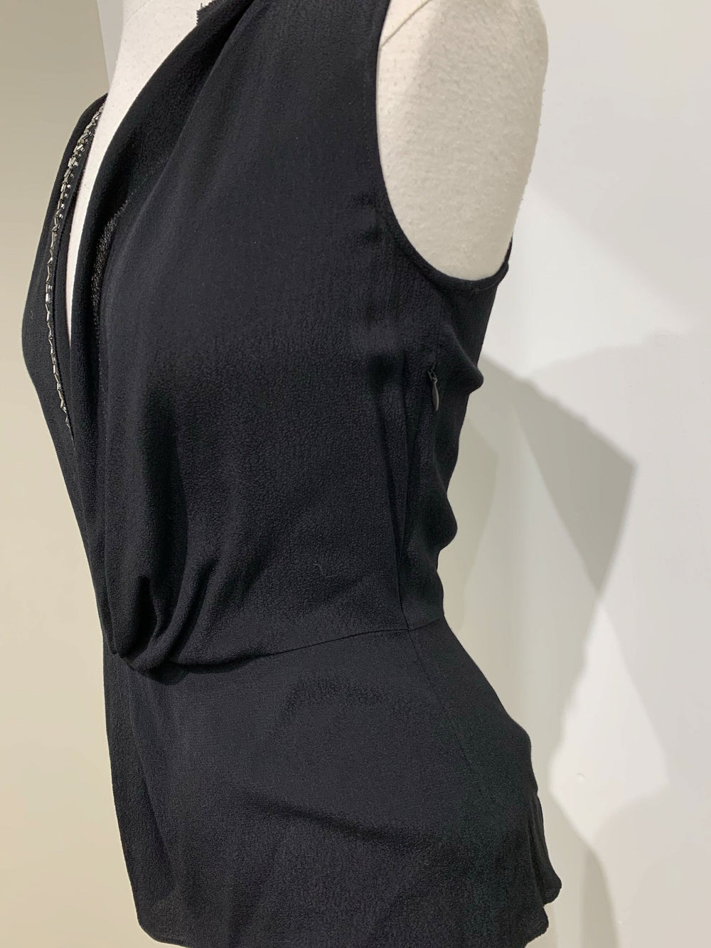 Cache-coeur noir sans manches style InWear avec décoration argentée sur le col, composition 100% viscose.