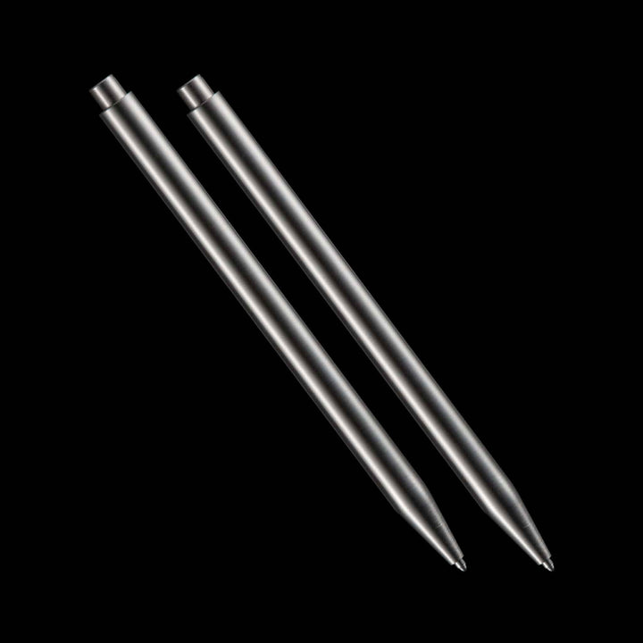Deux stylos modernes en acier inoxydable sur fond noir, élégants et durables, idéal pour un usage quotidien.
